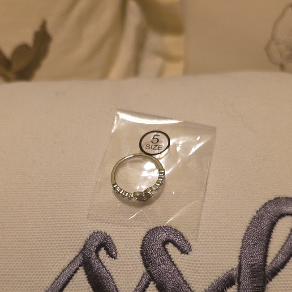 Elegant 925 Sterling Silver Heart Ring with Zirconia Accent Stones Sz 5 - Picture 4 of 4